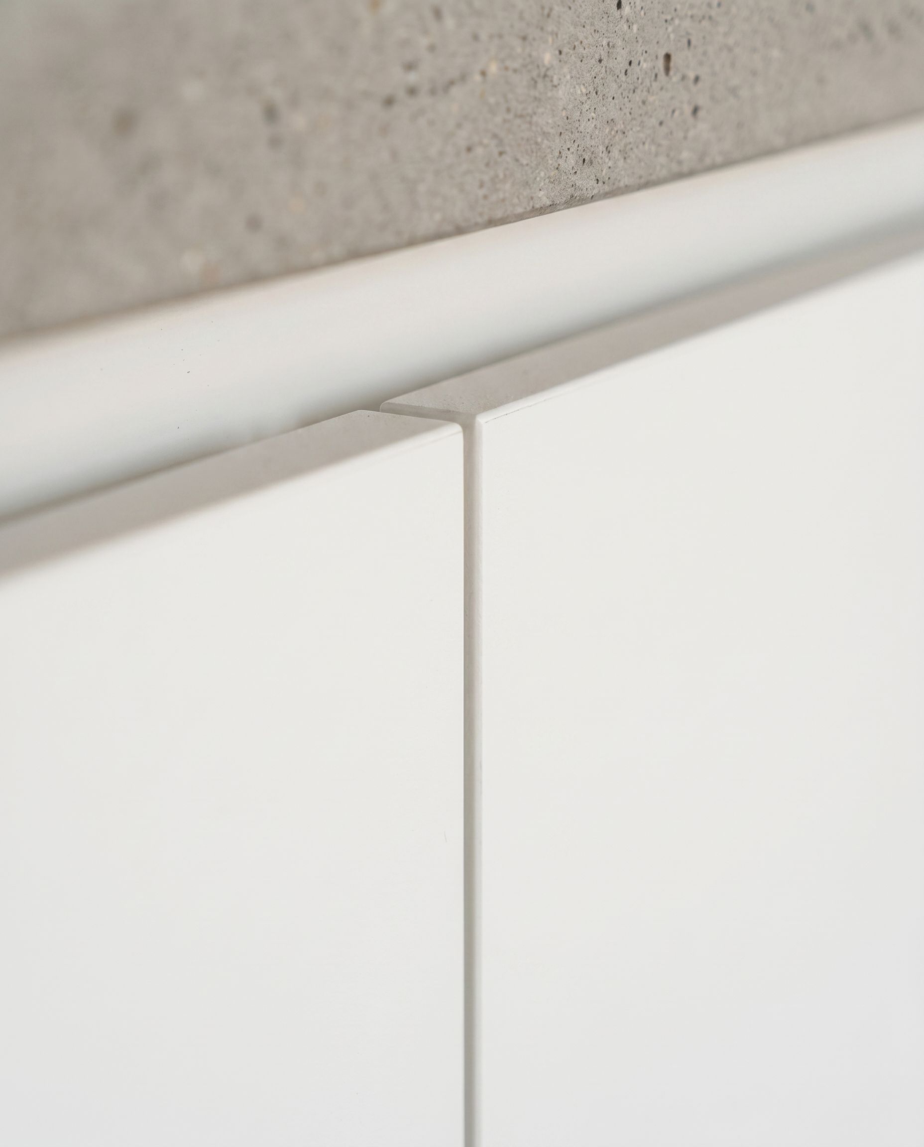 Detailaufnahme der grifflosen, mattweißen Lackfronten mit Tip-On-Technik in Backnang.